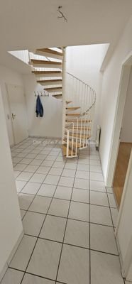 große Diele mit Wendeltreppe nach oben