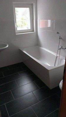 Bad - Wanne und Fenster