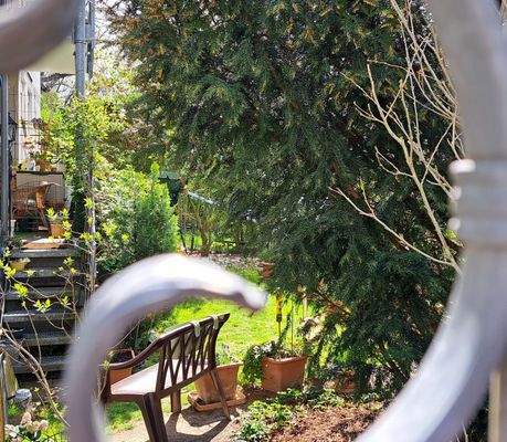 Blick durch den Gartenzaun