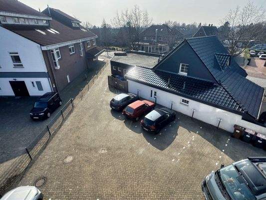 Blick vom Balkon zum Parkplatz 