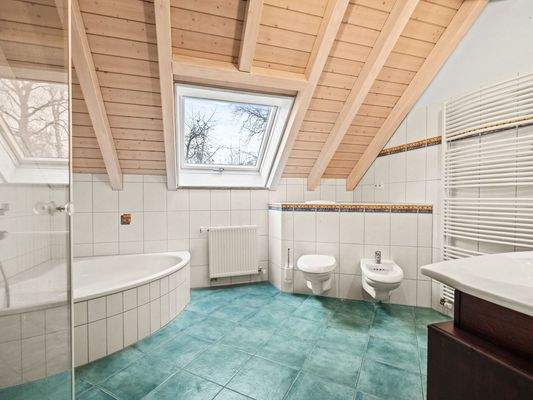 Bad mit Wanne und Dusche