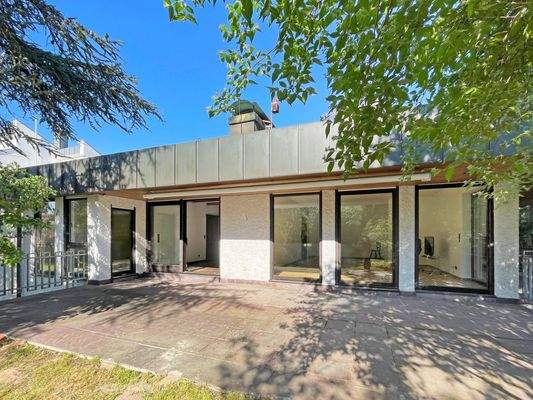 Der Wohnraum und das Schlafzimmer bieten einen komfortablen Zugang auf die  große Terrasse