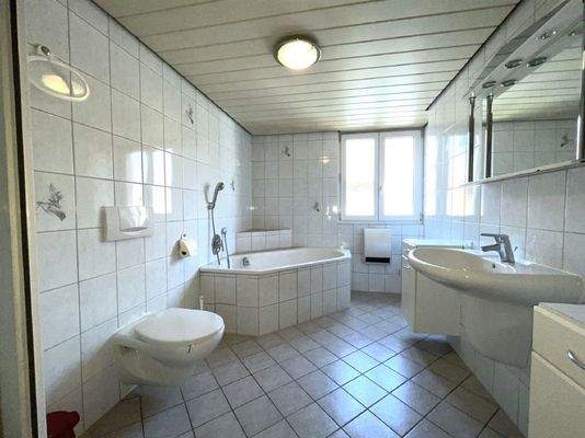 OG: Tageslicht-Badezimmer