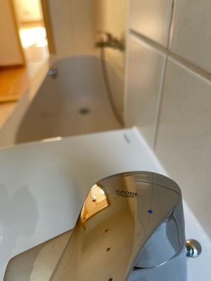 Bad mit Fenster und Badewanne