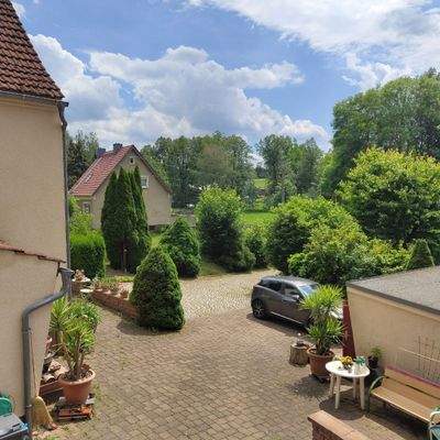 Ländliche Einfahrt mit Garten