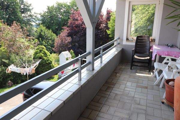 Balkon über dem Garagengebäude