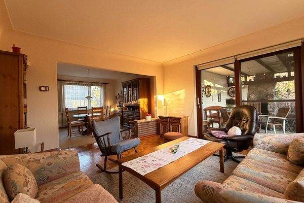 Wohnzimmer mit Zugang zur Terrasse