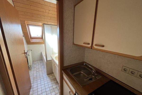 Bad mit vorgelagerter Küchenzeile im DG