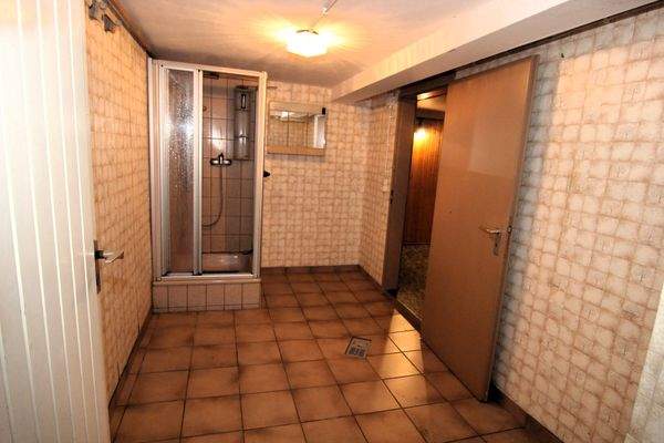 21.Dusche im Keller mit Ausgang zum Garten .JPG