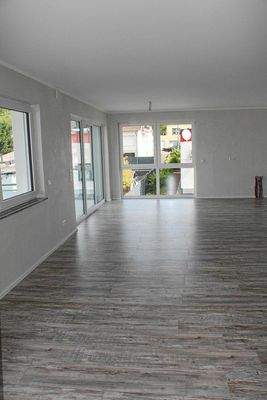 Wohnzimmer mit offener Küche