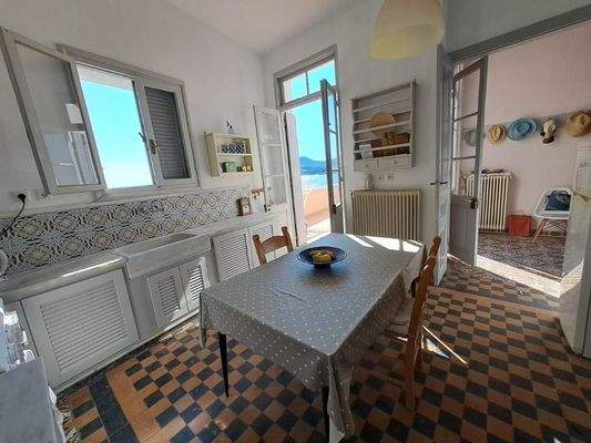 Kreta, Kalyves: Elegante neoklassizistische Villa am Meer zu verkaufen