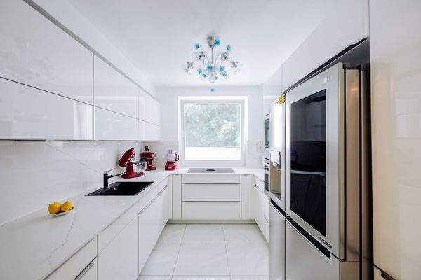 Moderne Einbauküche mit Markengeräten