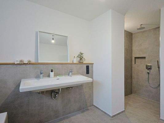 Hochwertiges Bad mit Dusche und Badewanne