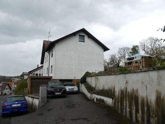 Zufahrt und Seitenansicht