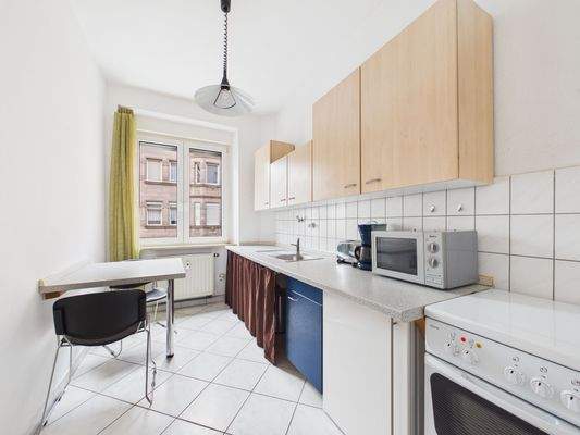 Moderne helle Küche mit Tisch und Stühlen!