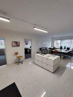 Schreibtischplätze mit Eingangsbereich