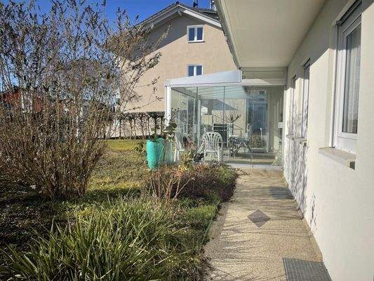 Außenbereich mit Wintergarten