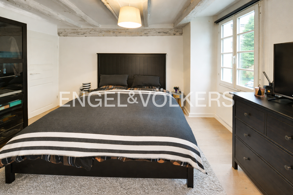 Lichtdurchflutetes Elternschlafzimmer