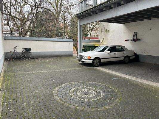 Carport im Innenhof mit 3 Stellplätzen