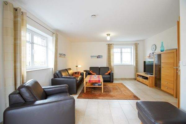 Wohnzimmer mit Fenstern zur Nord-, West- und Südseite