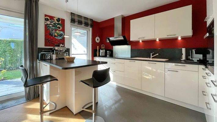 Einbauküche mit integrierter Kücheninsel