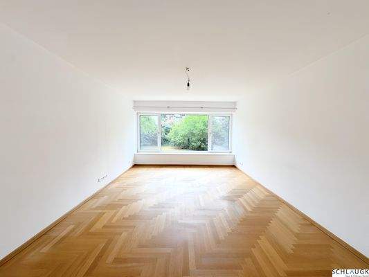 Helles Wohnzimmer mit Gartenblick