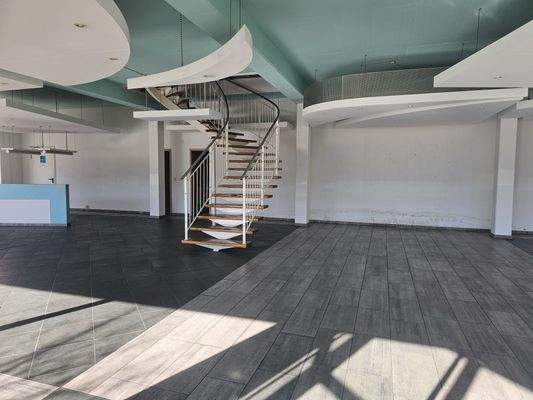 Präsentationsraum Treppenaufgang.jpeg