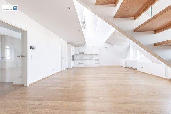 Wohn- / Esszimmer (ca. 56,10 m²) mit Küchenzeile und Aufgang zur Terrasse