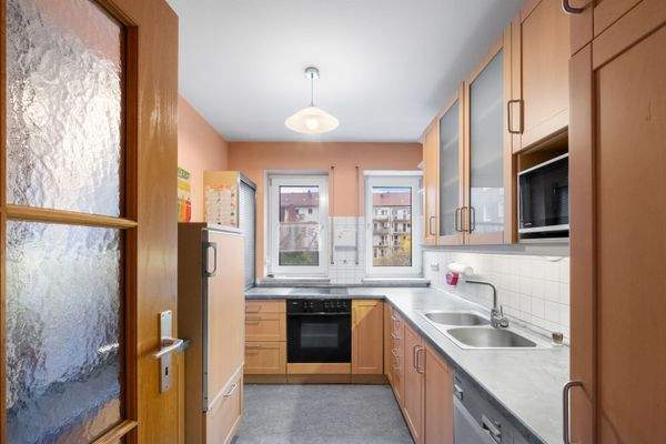 Helle Einbauküche mit viel Staufläche