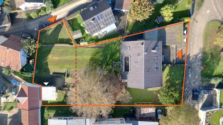 Das Grundstück grenzt an zwei ruhige Seitenstraßen