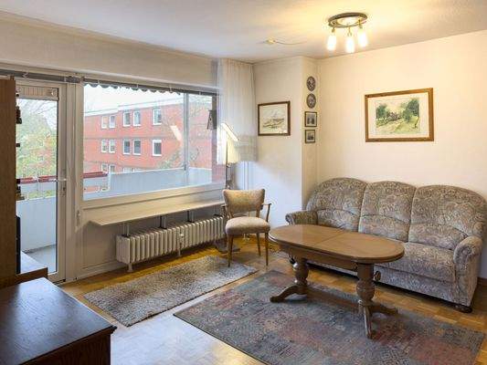 4. Blick auf das großzügige Fenster und den Balkon.jpg