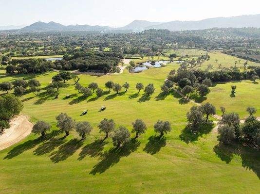 Moderne Villa mit Blick auf den Golfplatz zu verkaufen in Pollensa, Mallorca