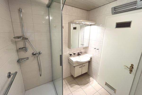 Duschbad mit Waschtisch