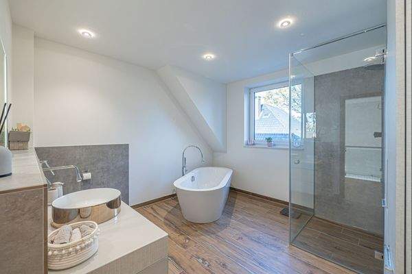 Dachgeschoss - Bad mit Wanne und Dusche