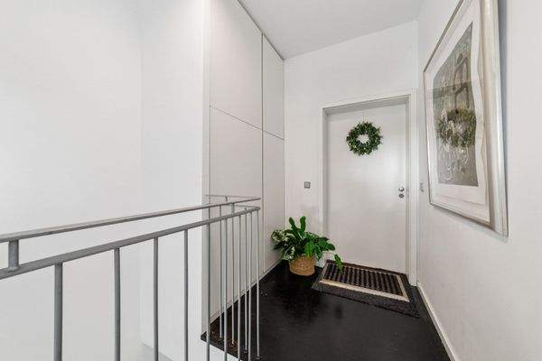 Großzügiger Eingang mit gr. Einbauschränken