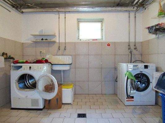 Kelleraum für Waschmaschiene und Trockner
