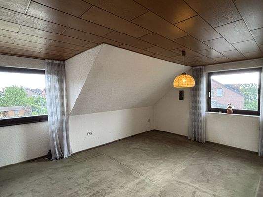 geräumiges Schlafzimmer / DG