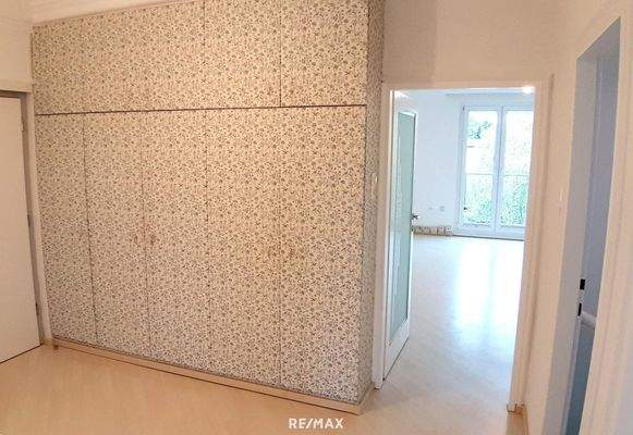 2. Etage, Vorraum, Blick z. Loggia