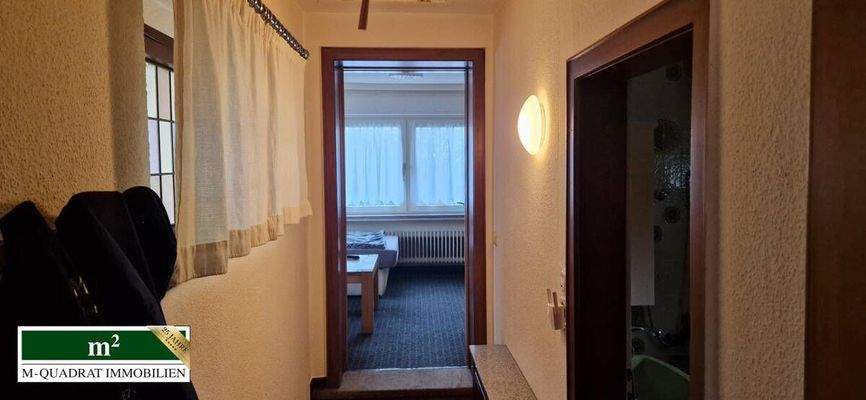 Flur zum Wohnzimmer und Badezimmer