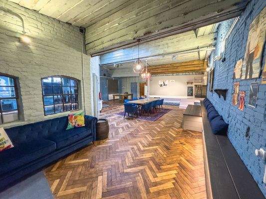 Mit kleinem Bühnenpodest