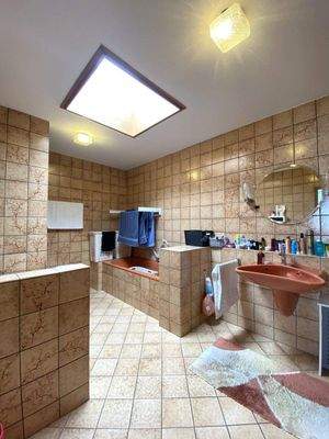 Bad mit Wanne und Dusche 