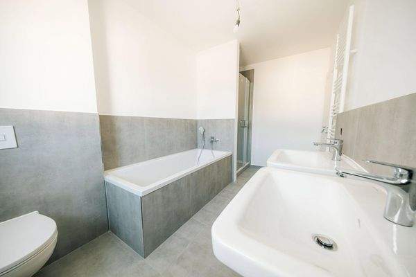 Bad mit Dusche und Wanne