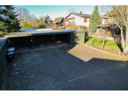 drei Carports mit Schuppen