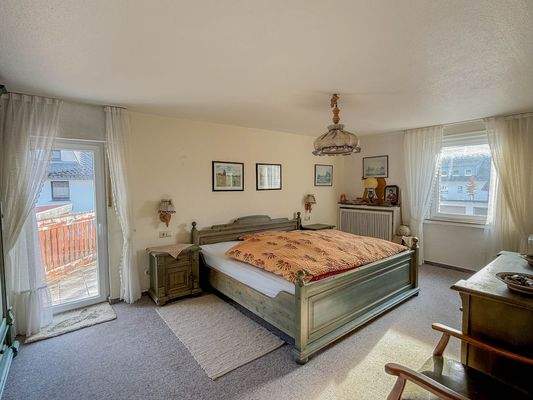Schlafzimmer 1. OG mit Zugang zum vorderen Balkon