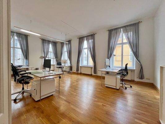 Großzügiges Eckbüro