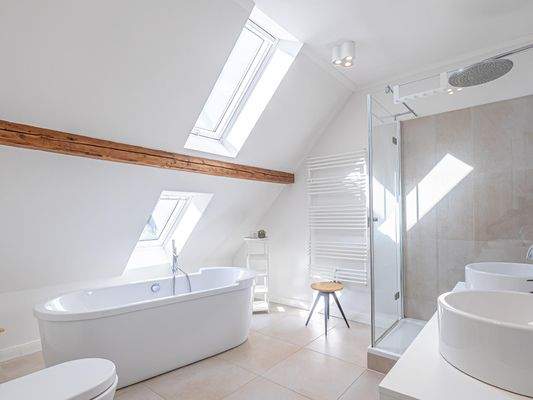 12. Das traumhafte Vollbadezimmer im Obergeschoss..jpg