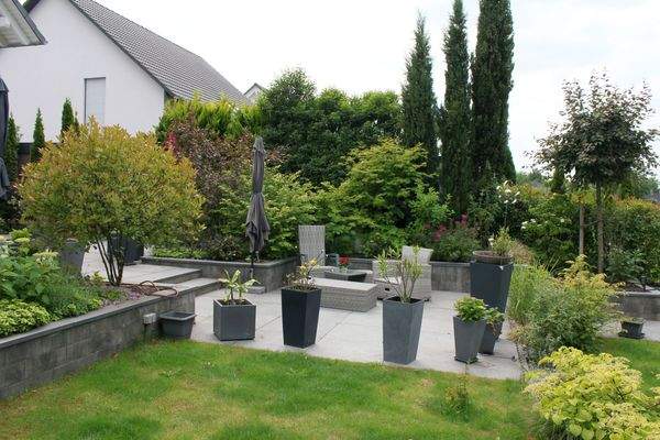 Ansicht vom Gartenhaus auf Sitzgruppe