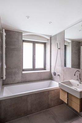 Bad en Suite mit Dusche und Wanne