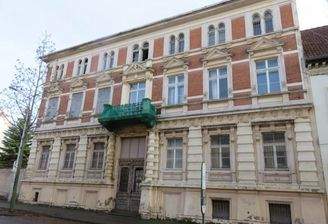 Hauptgebäude-Straßenbild