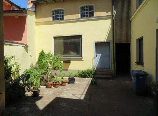 8 Innenhof mit Nebengebäude